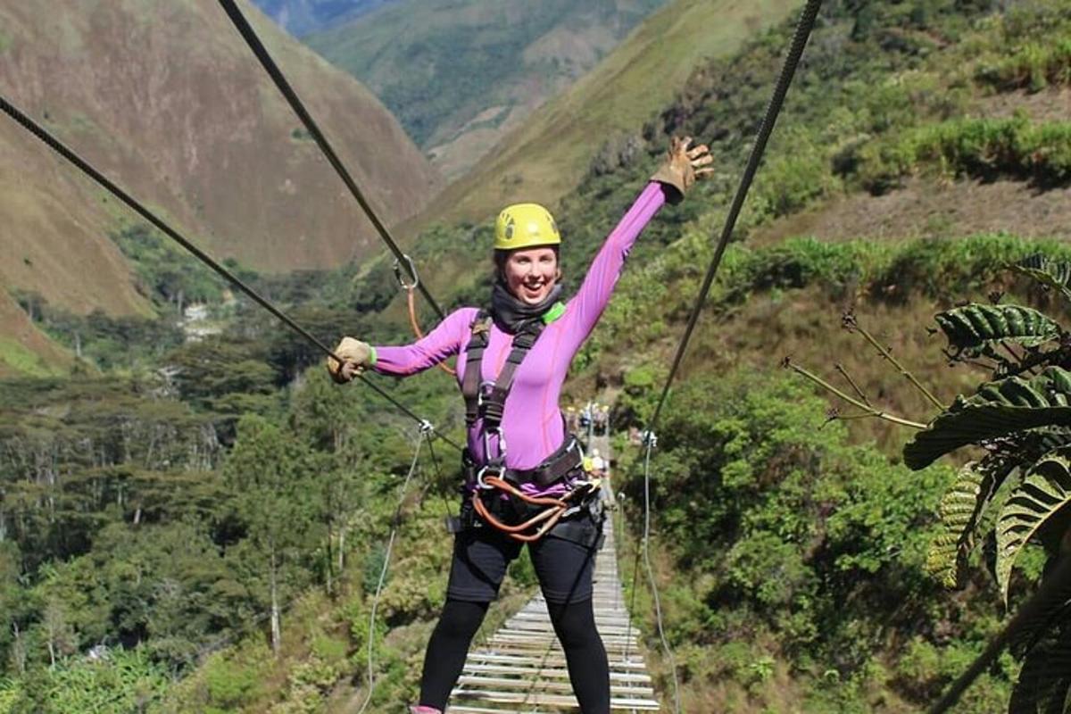 žena na zip line v horách
