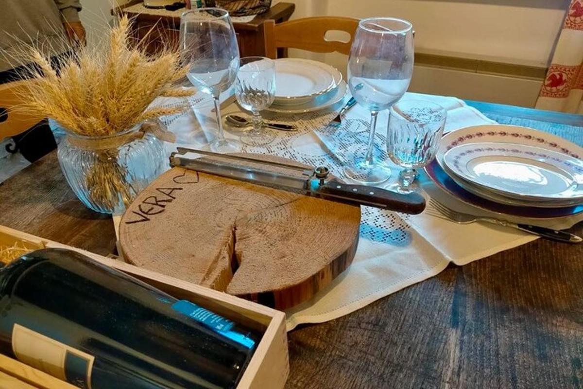 uma mesa com um celular em cima dela