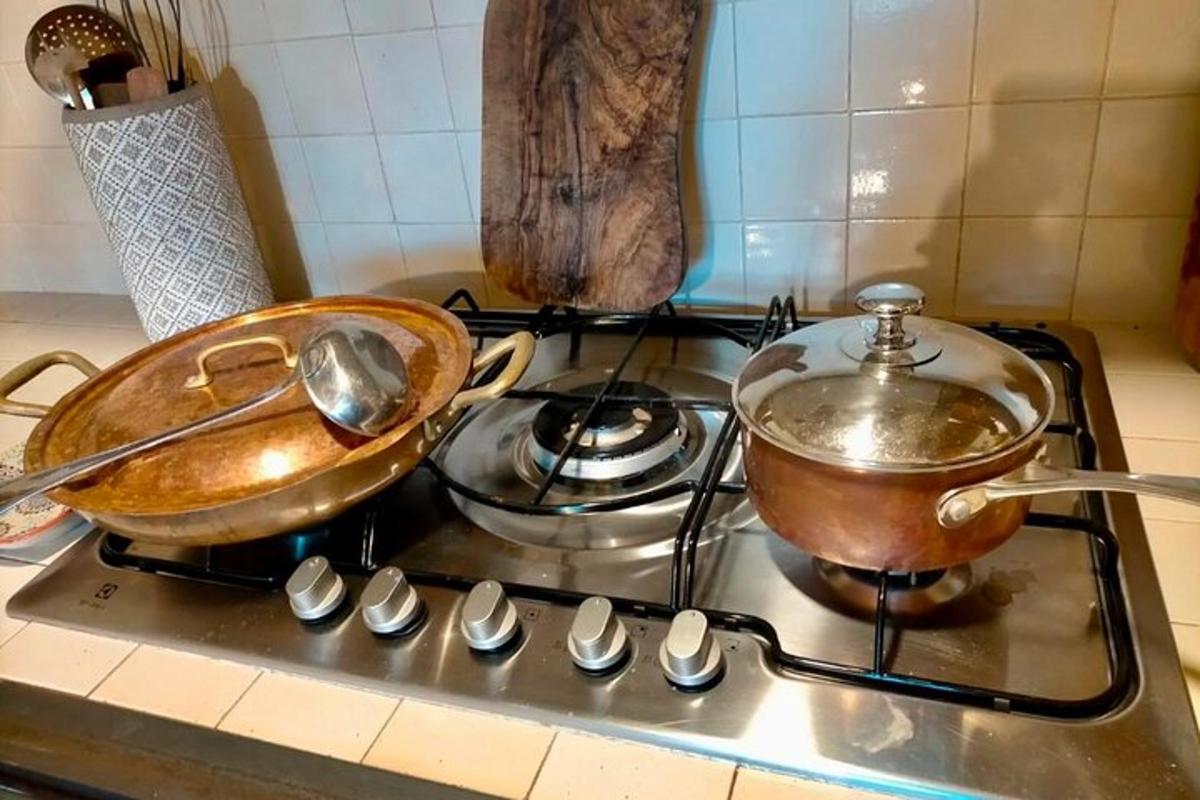 tveir pottar og pönnur ofan á eldavél