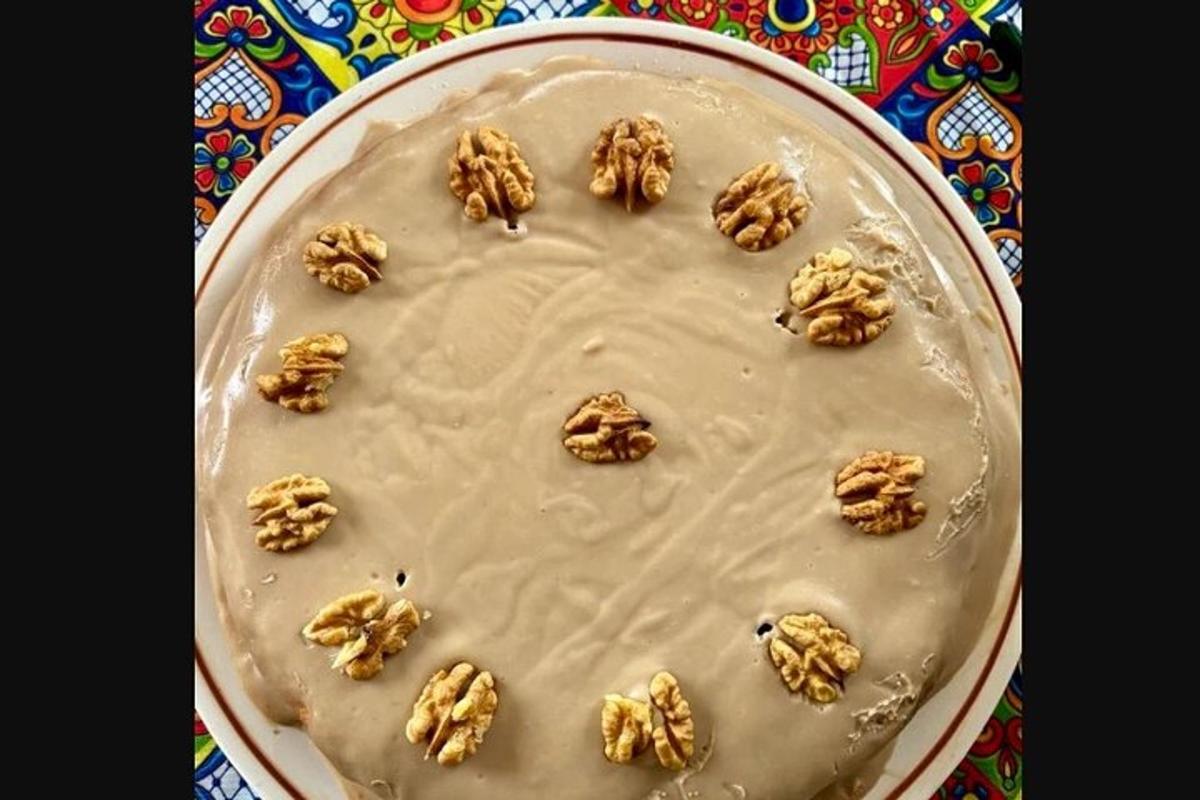 eine Kuchenform mit Walnüssen darauf