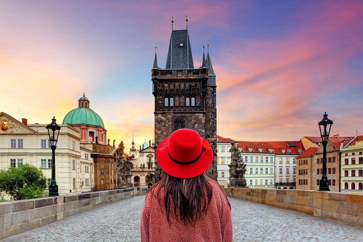 una donna con un cappello rosso che guarda una torre dell'orologio