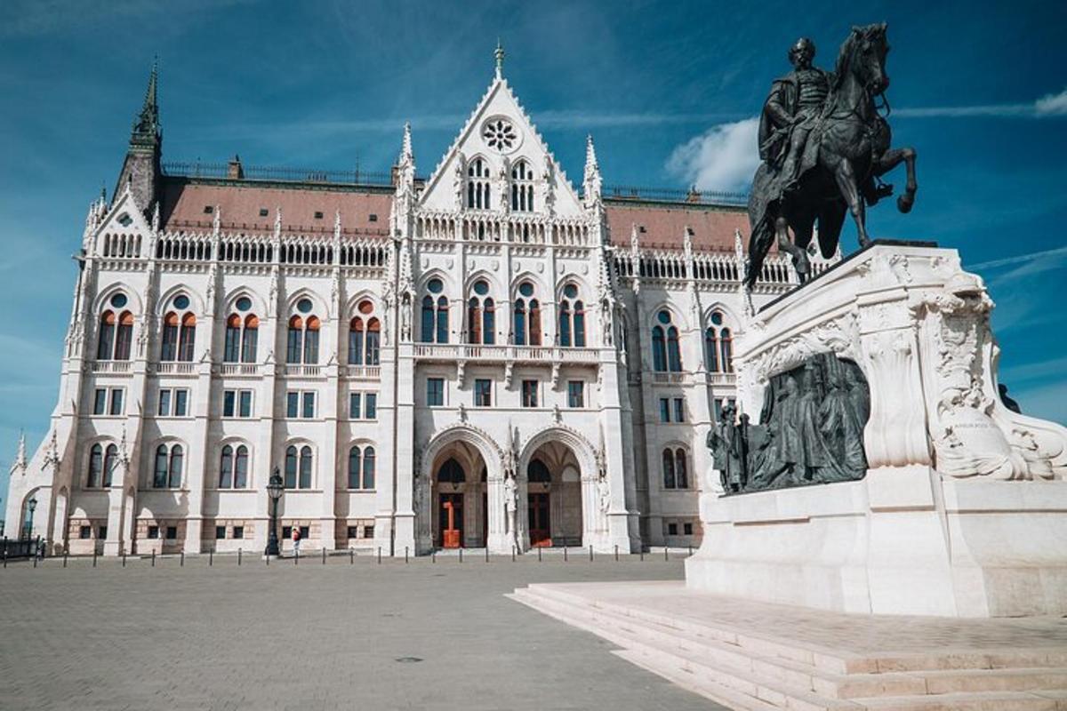 una statua di un uomo a cavallo davanti a un edificio
