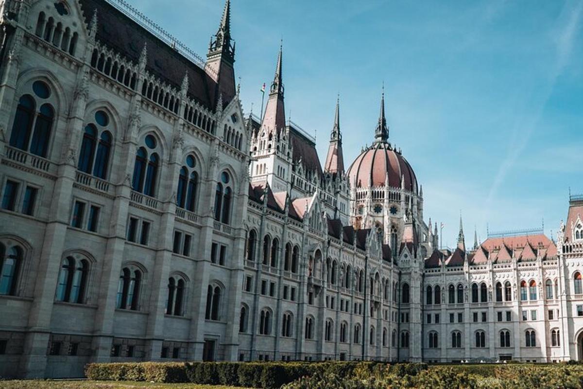 un grande edificio con delle cupole in cima