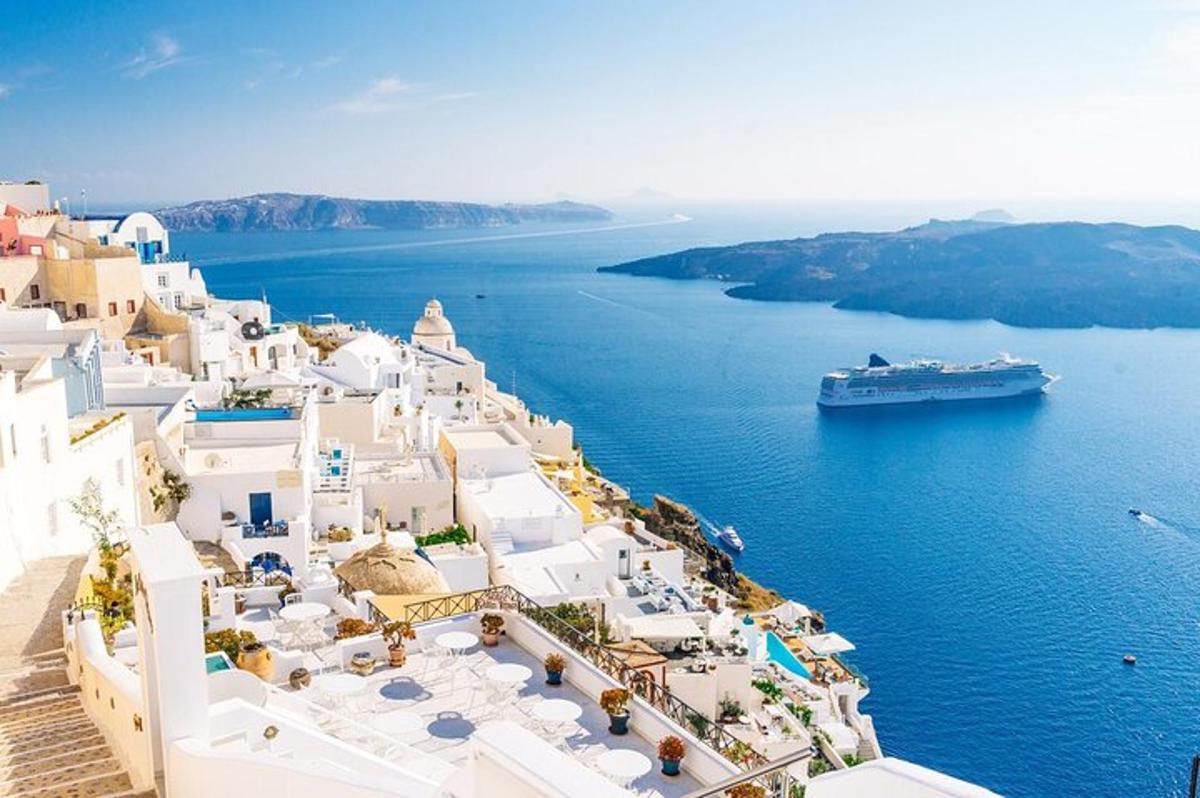 ένα νησί με ένα κρουαζιερόπλοιο στο νερό