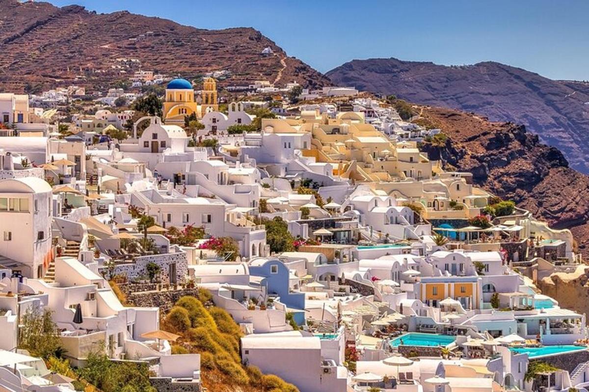 μια θέα ενός χωριού με λευκά κτίρια και βουνά