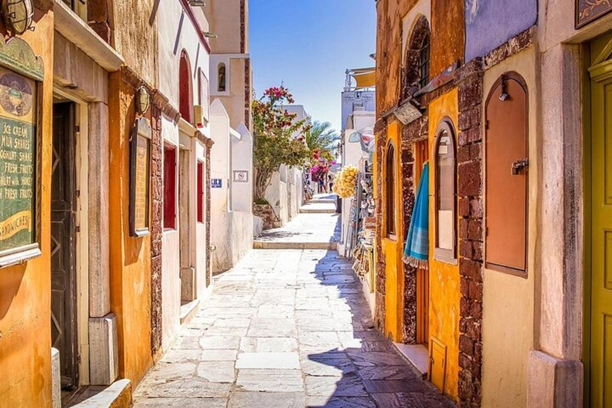 ένα σοκάκι σε μια παλιά πόλη με κτίρια