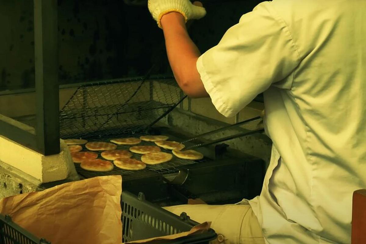 muž peče pizzu v peci