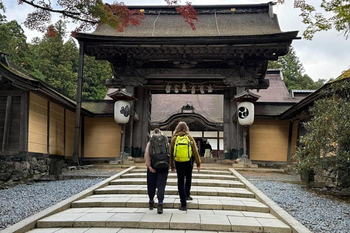 两个人走在寺庙前