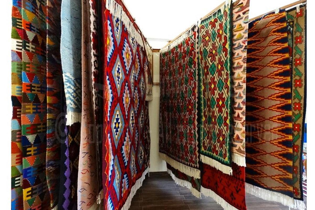 řada barevných koberců visících na zdi