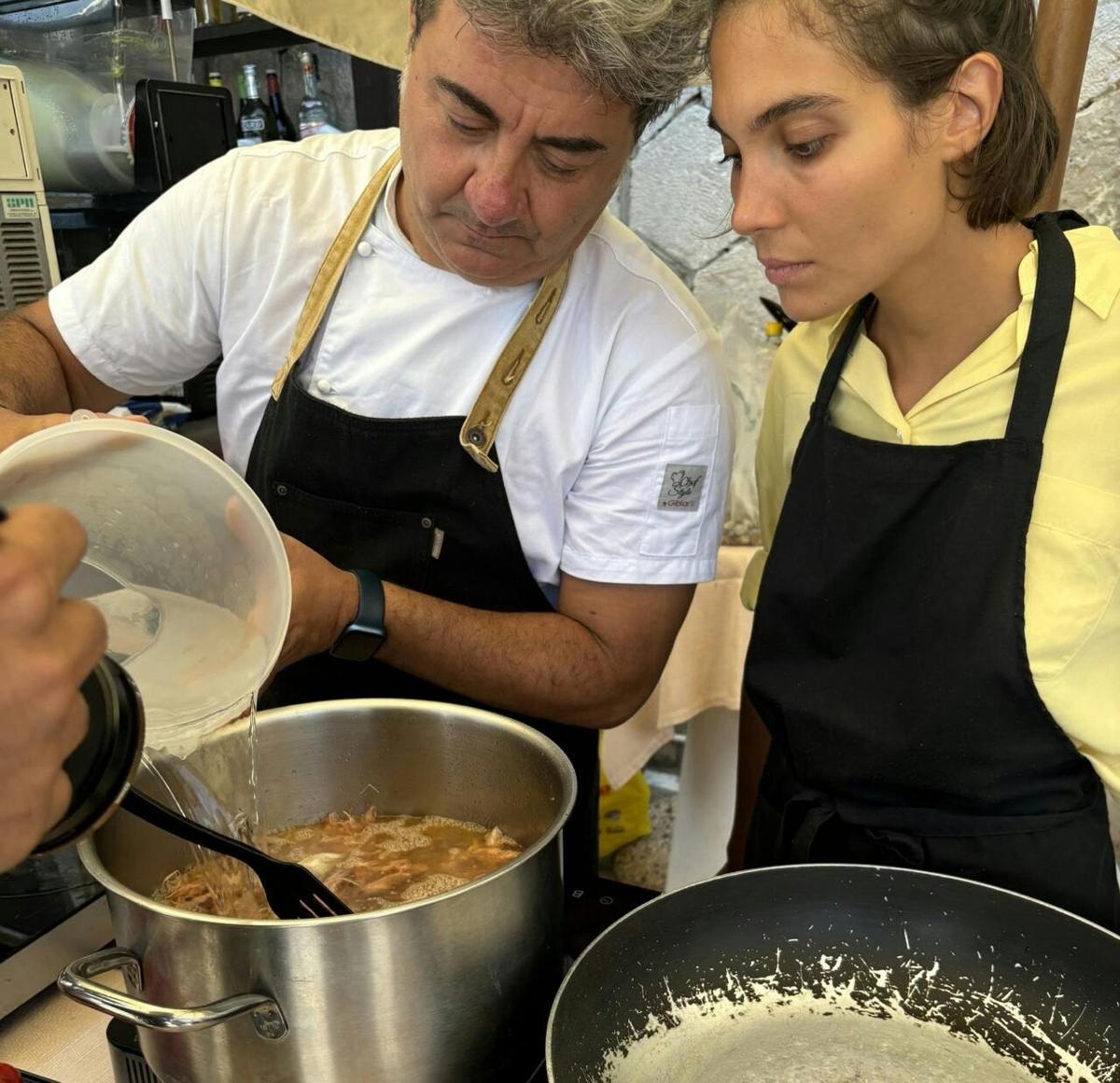 um homem e uma mulher preparando comida em uma cozinha
