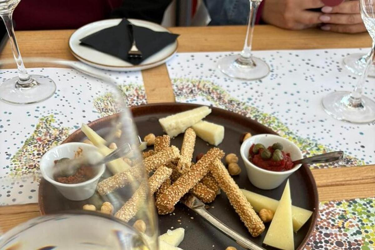 un piatto di cibo con cracker e snack su un tavolo