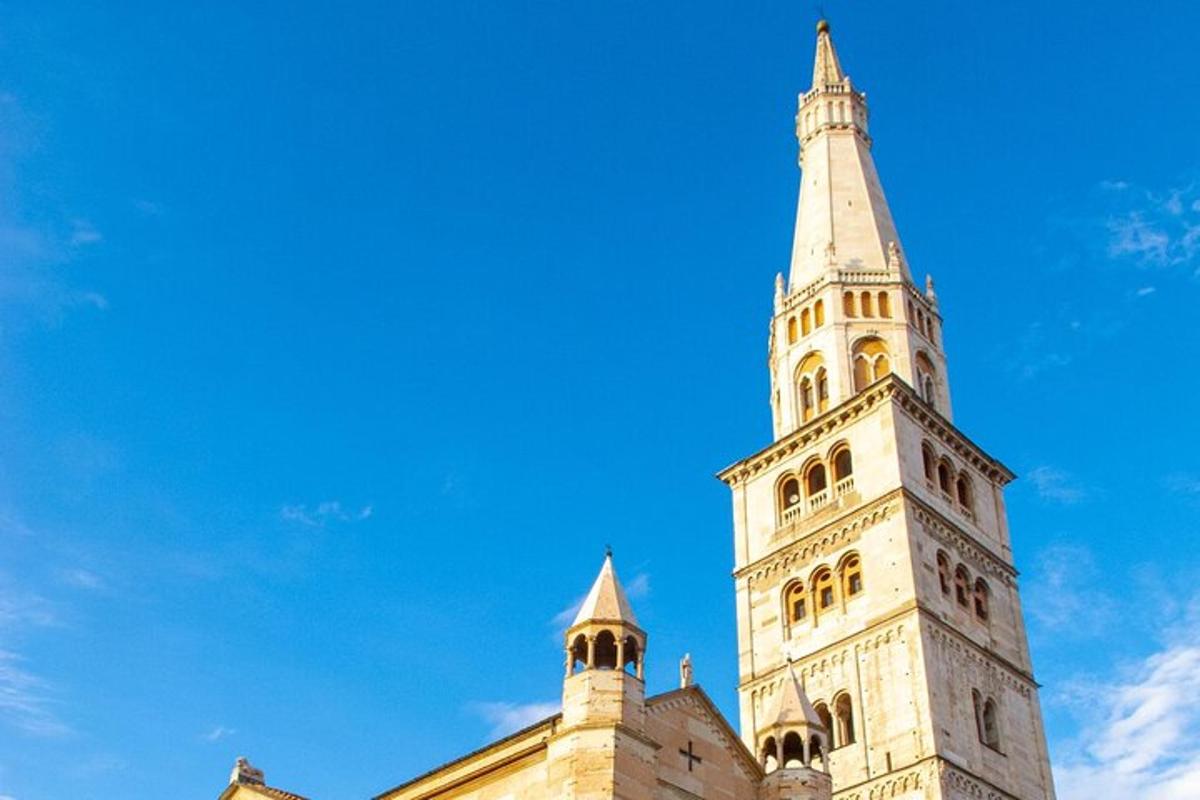 una torre alta en la parte superior de un edificio