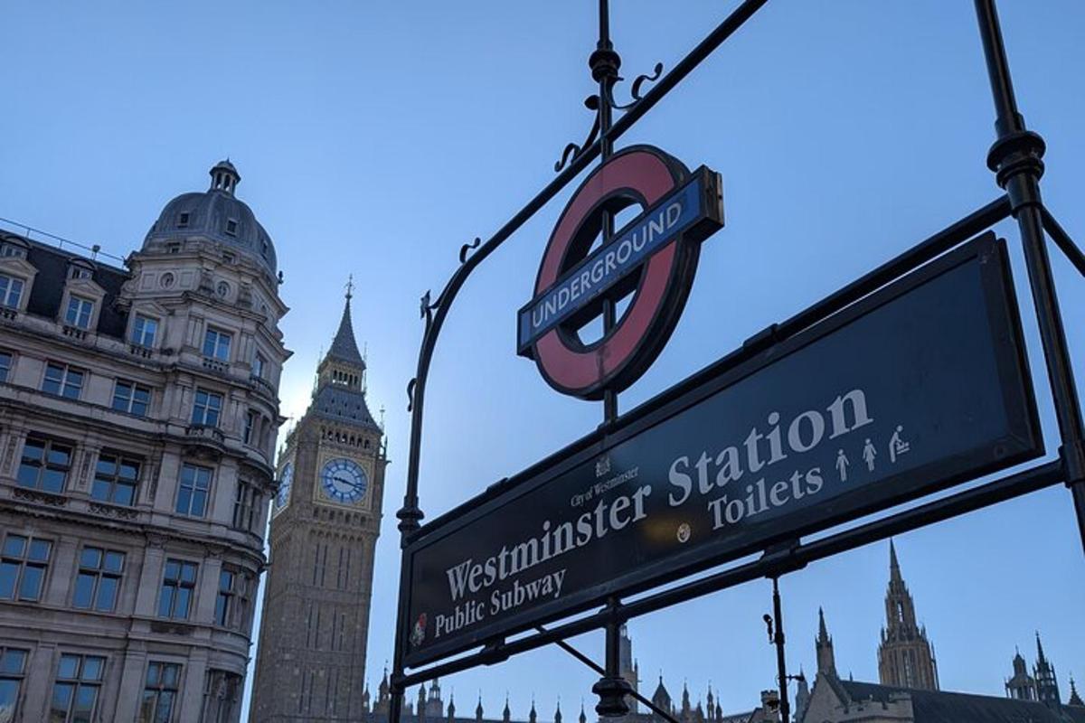 un cartello stradale con la torre dell'orologio del Big Ben