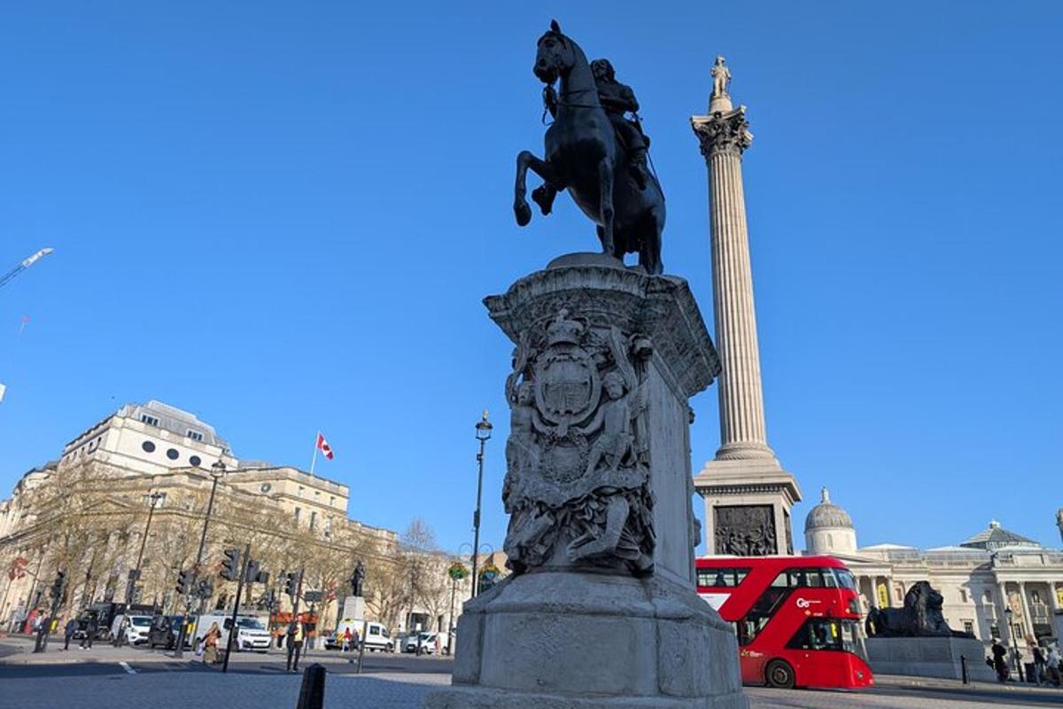 una statua di un uomo a cavallo su un palo