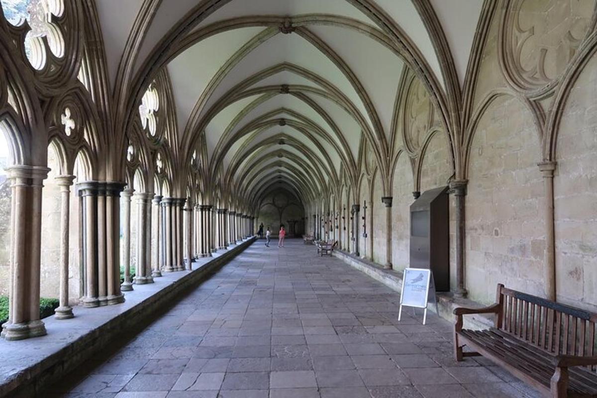 prázdná chodba s oblouky a lavicemi v budově