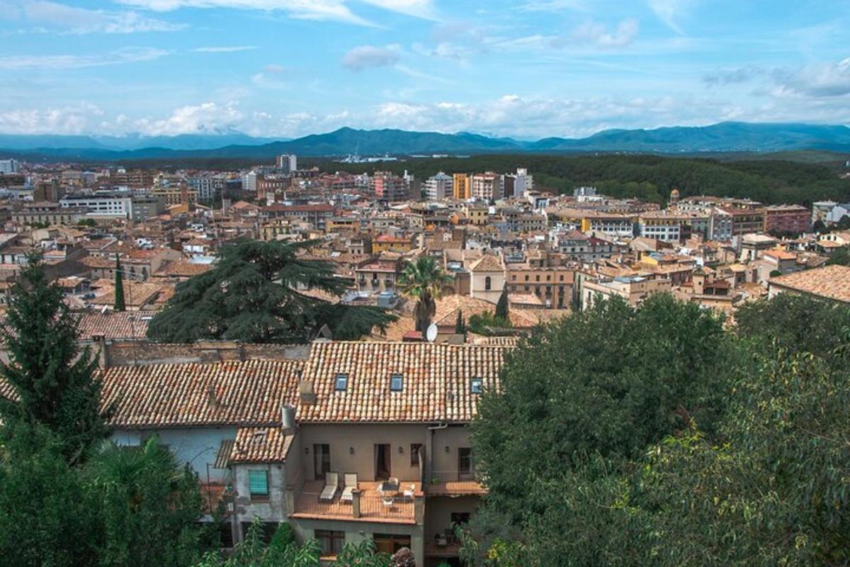 una vista d'una ciutat amb edificis i muntanyes