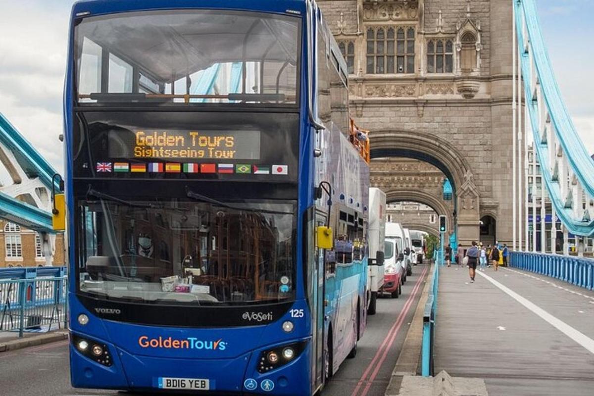 Modrý dvoupatrový autobus zaparkovaný před mostem