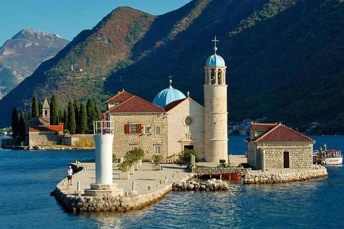 una chiesa su un'isola nell'acqua