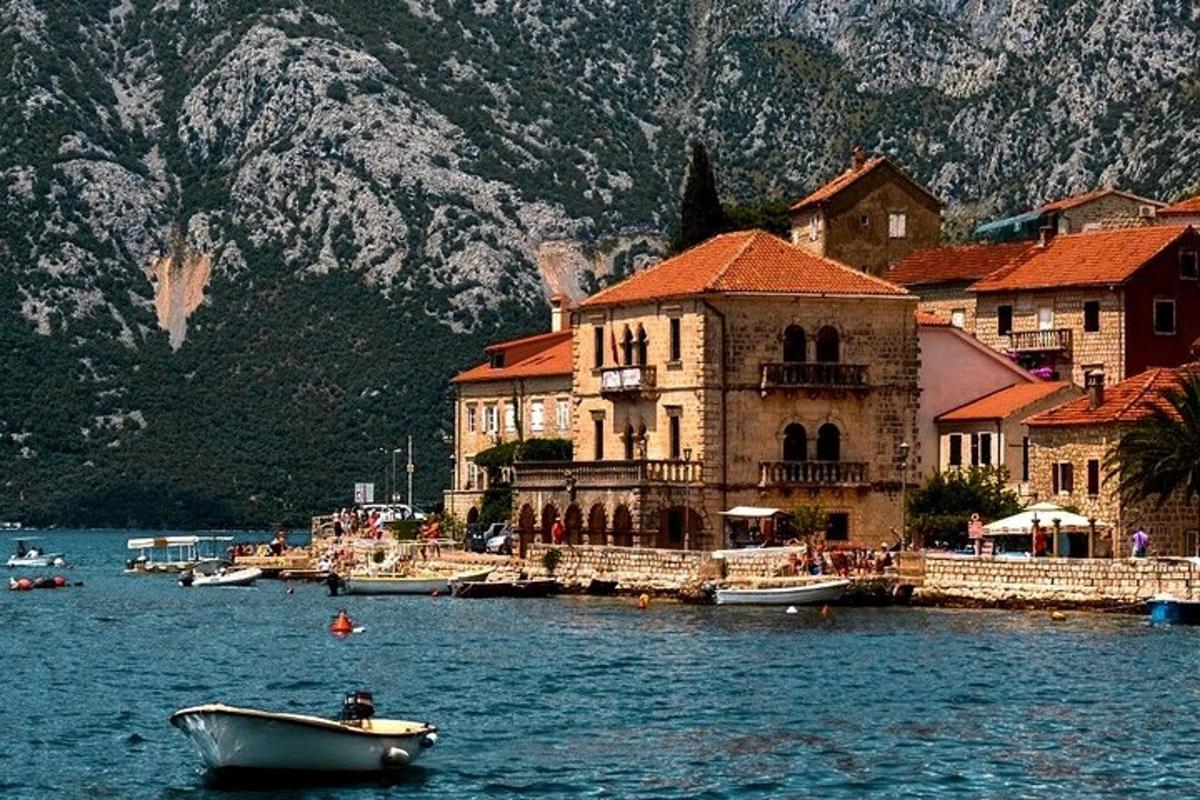 una piccola barca in acqua davanti a un edificio