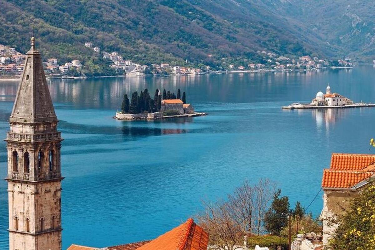 una vista di un grande specchio d'acqua con una torre