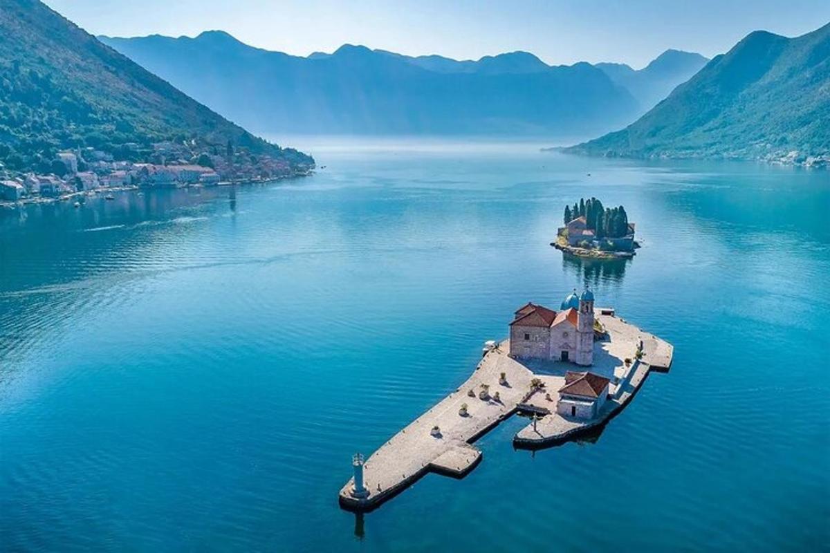 un'isola in mezzo a un grande specchio d'acqua