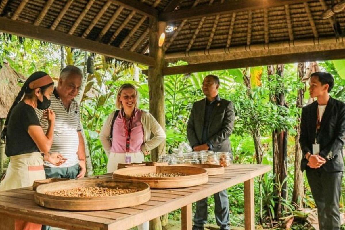 un grupo de personas de pie alrededor de una mesa