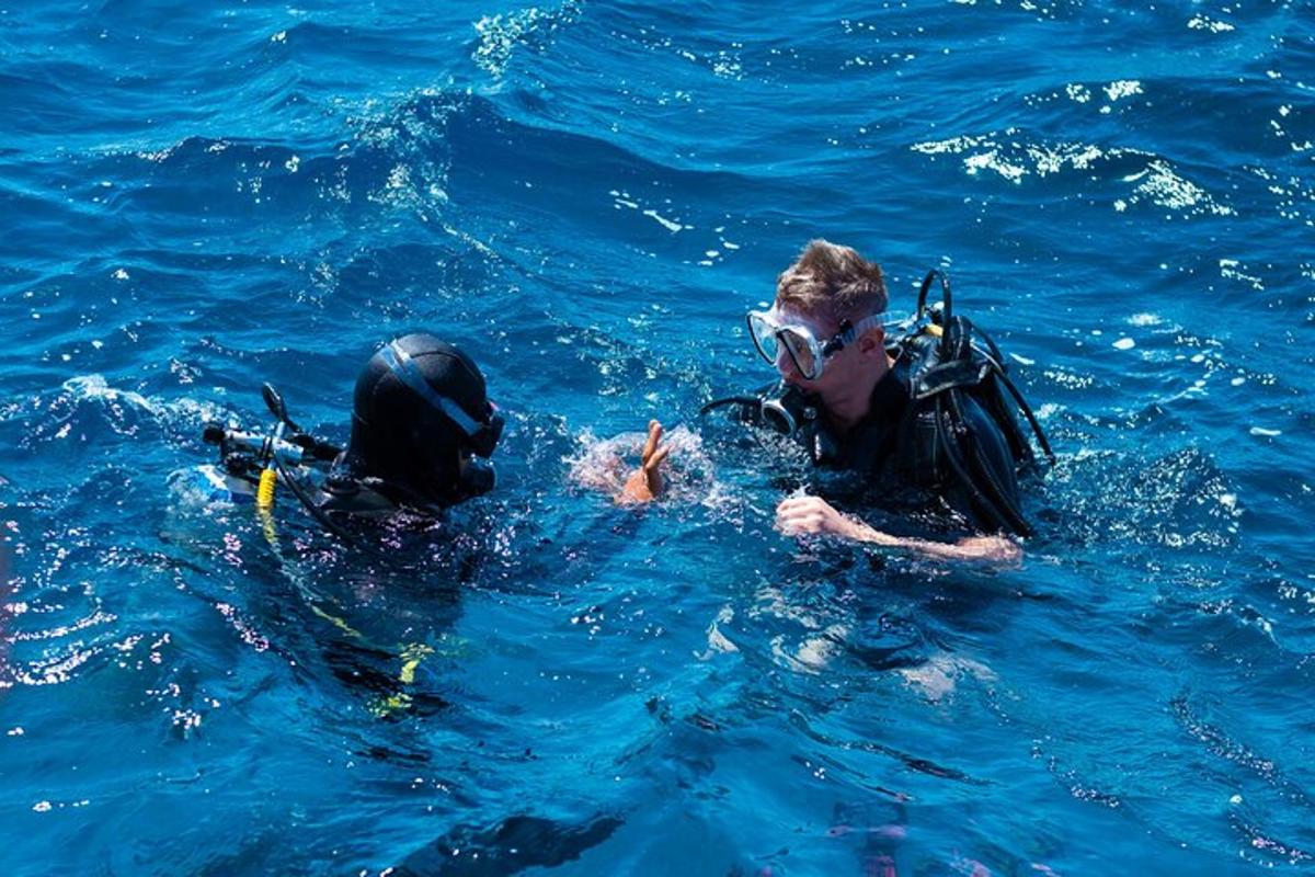 due persone in acqua in un subacqueo
