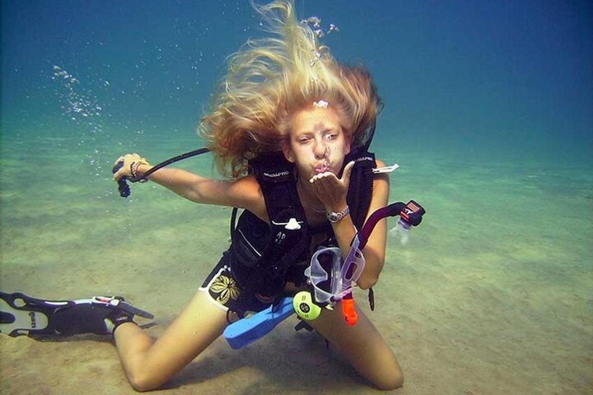 una donna sdraiata nell'acqua