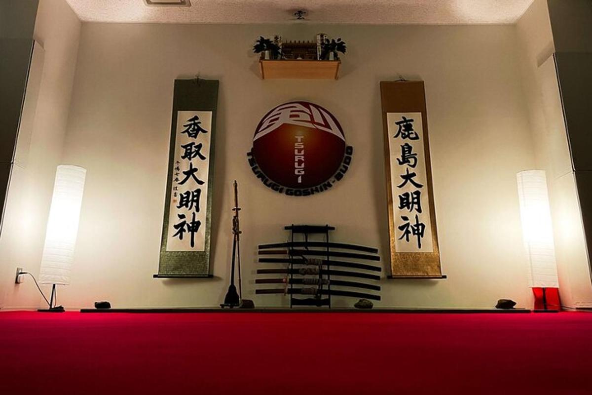 Una habitación con una pelota de rugby en la pared.
