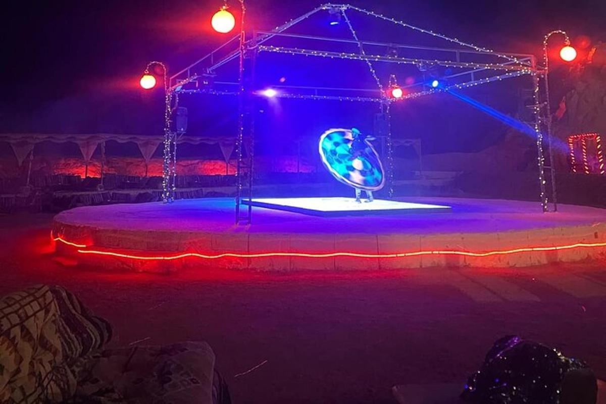 un escenari amb un globus terraqüi a la nit