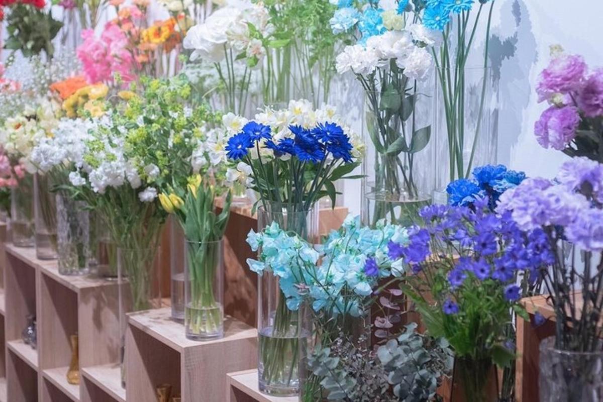 một loạt các bình hoa chứa đầy các loại hoa khác nhau