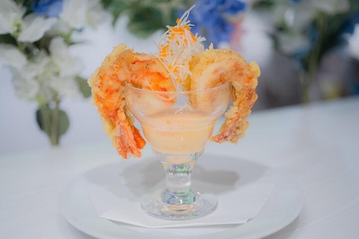 katkarapucocktail lasissa pöydällä
