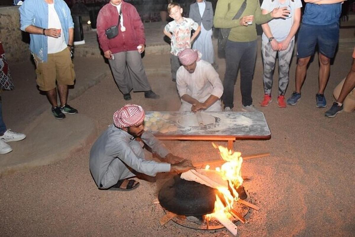مجموعة من الناس يقفون حول النار
