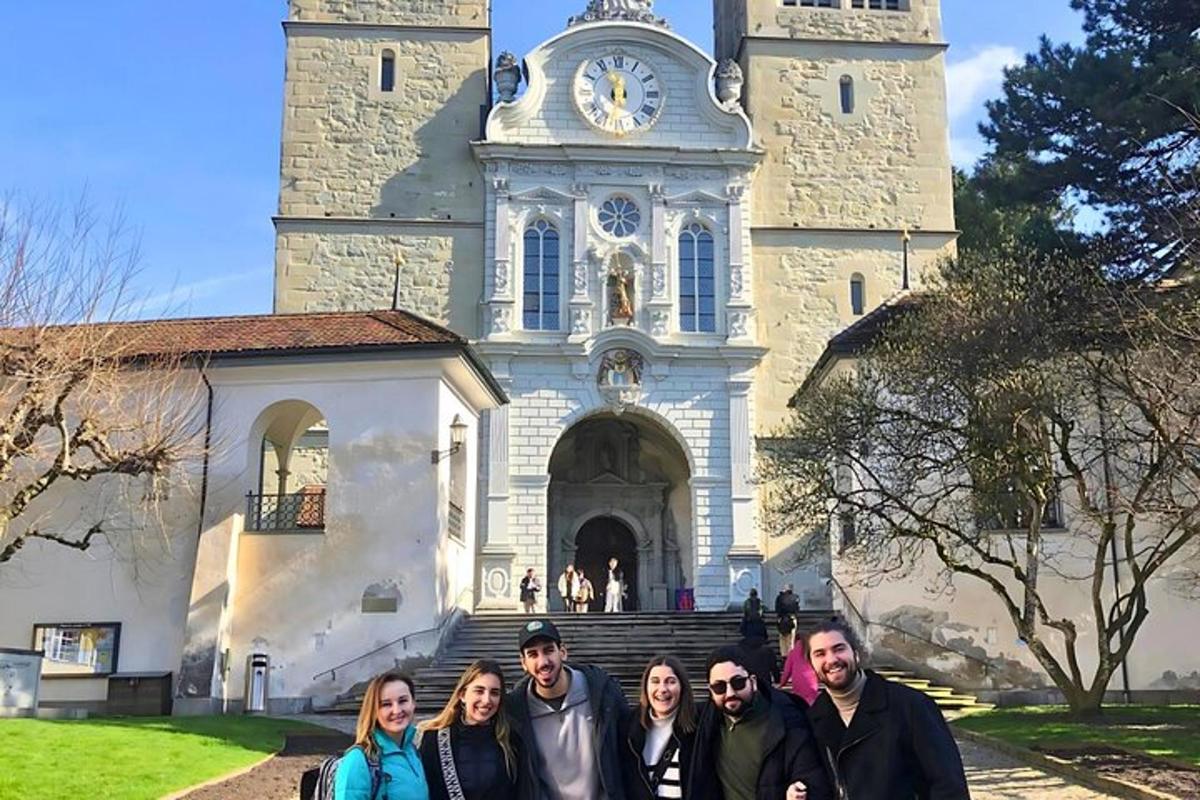 un grup de persones dretes davant d'una església
