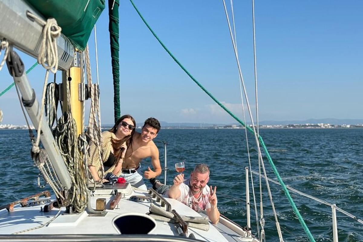 skupina lidí sedících na plachetnici