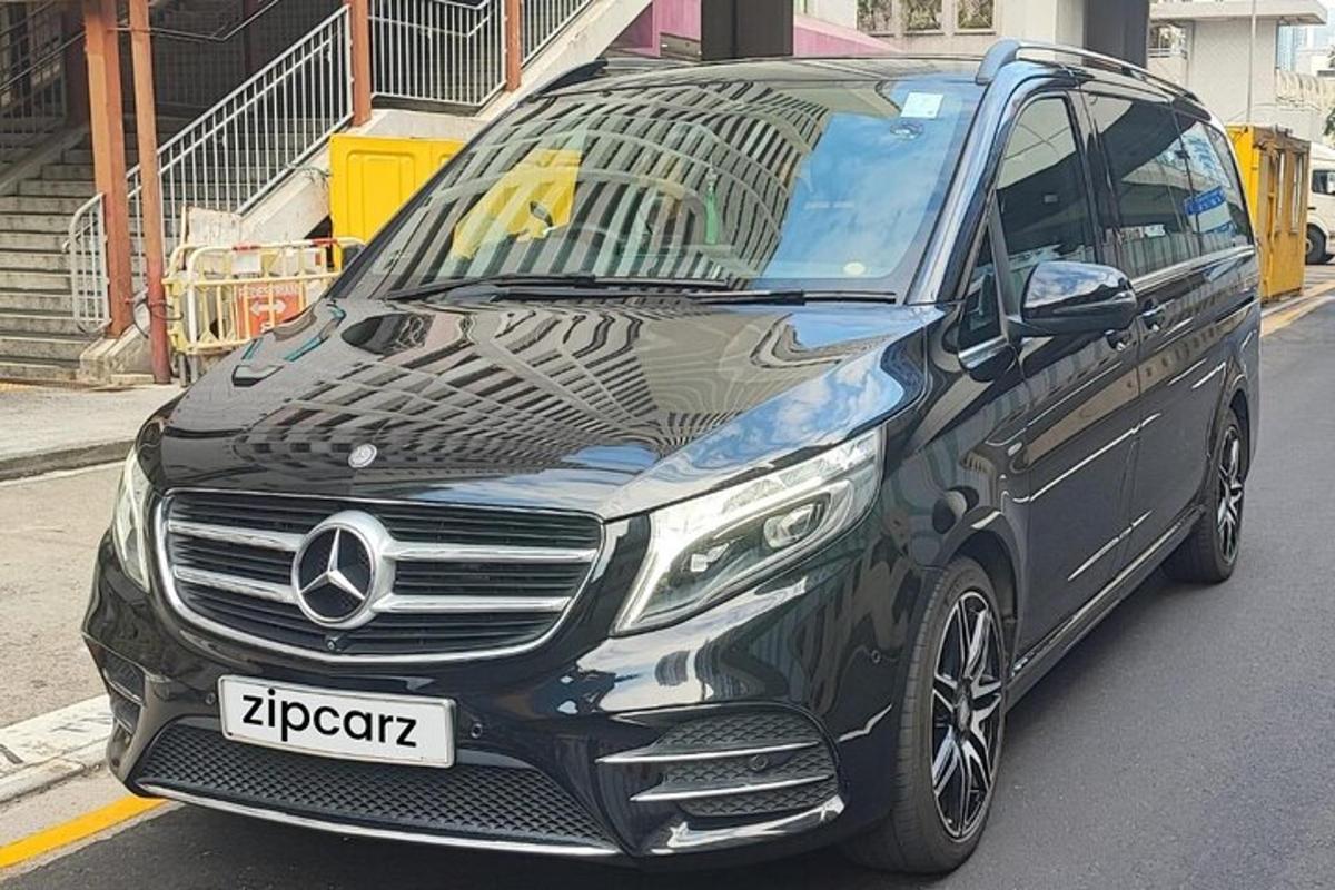 ein schwarzes Auto, das auf einer Stadtstraße geparkt ist