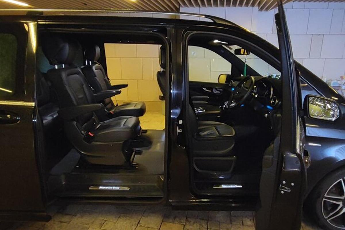 črn kombi z odprtimi vrati v garaži