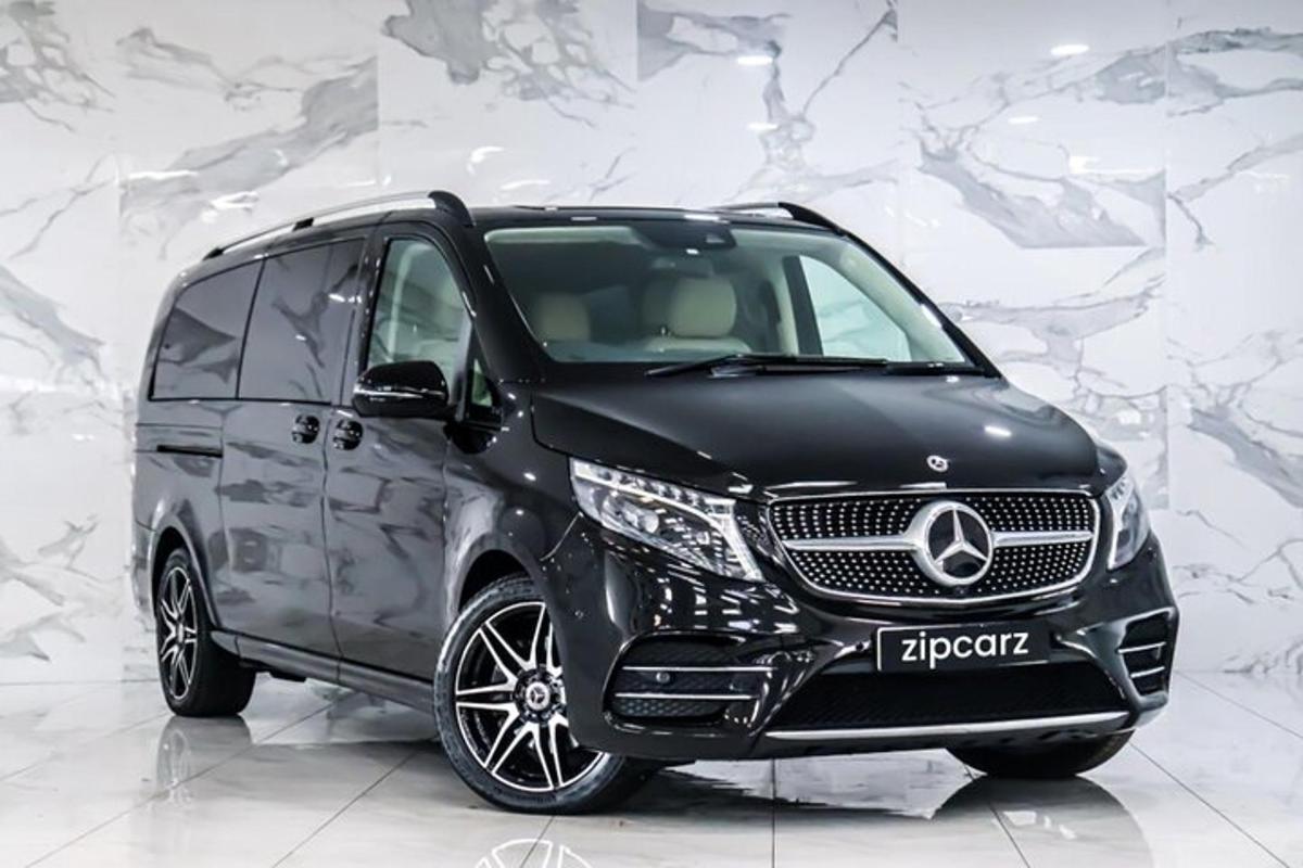 Svartur Mercedes Benz sendibíll er sýndur