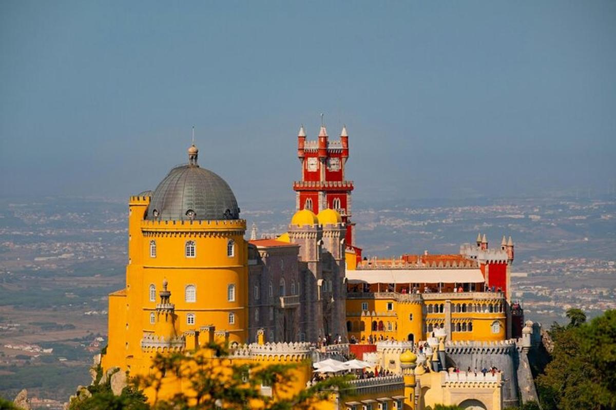 un castello con una torre dell'orologio in cima