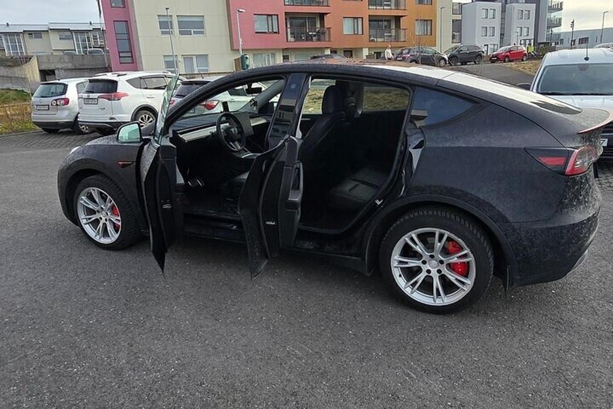 must auto, mille uksed olid lahti parklas