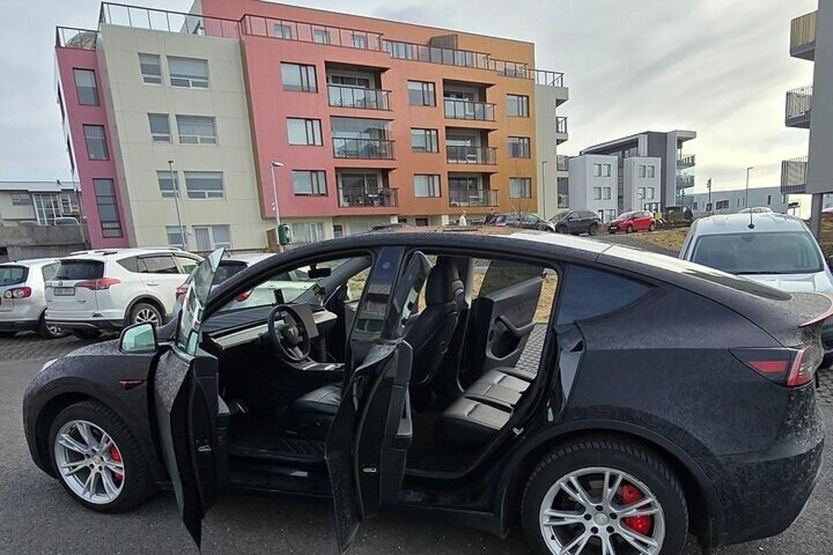 must auto, mille uksed olid lahti parklas