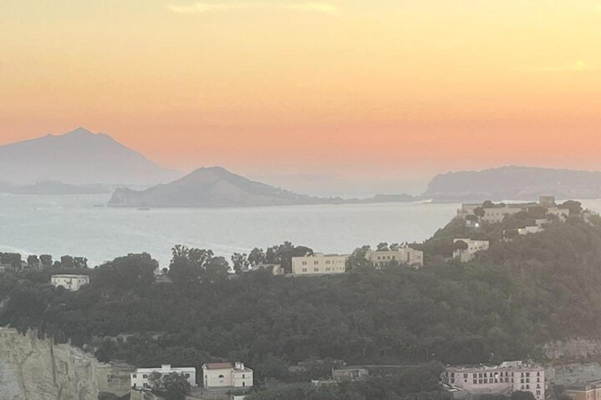 o vedere a unui oraș și a oceanului la apus