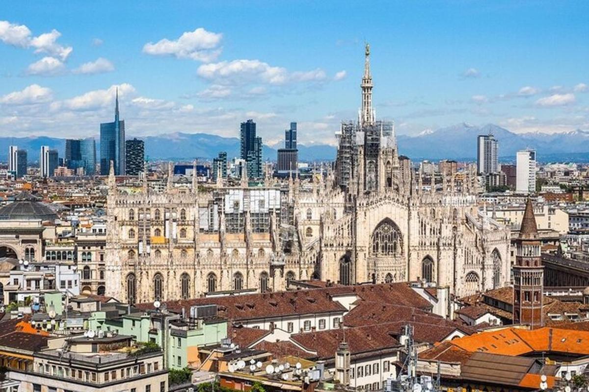una vista di una città con una grande cattedrale
