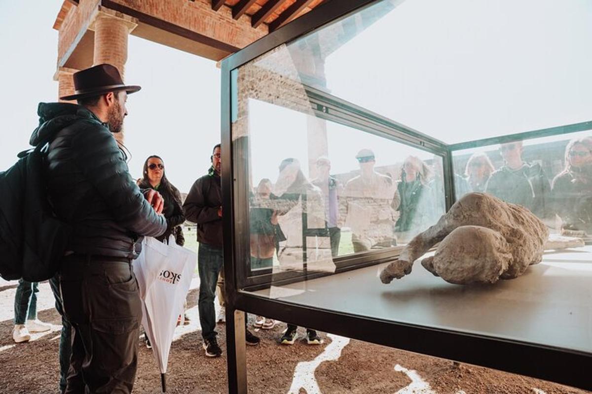 um homem olhando para um bicho de pelúcia em uma vitrine