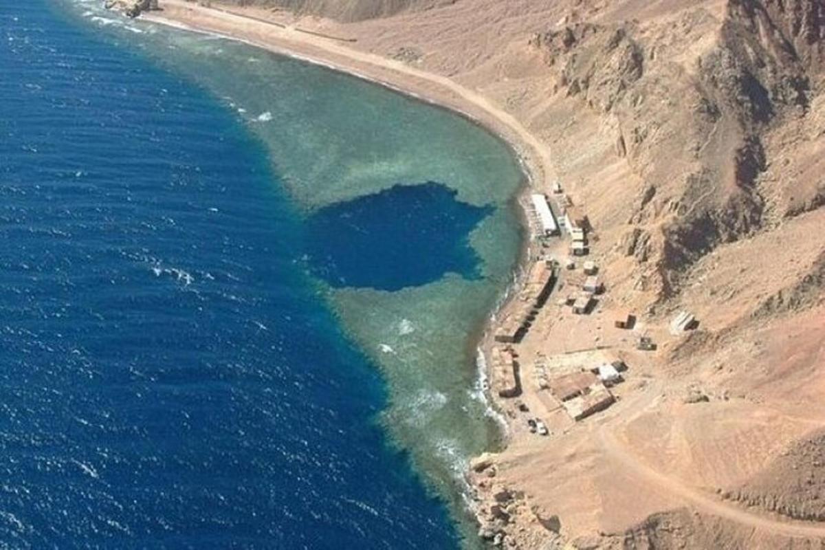una vista aerea di una spiaggia vicino all'oceano