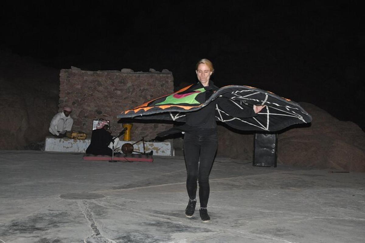 Una mujer sosteniendo una cometa en un escenario