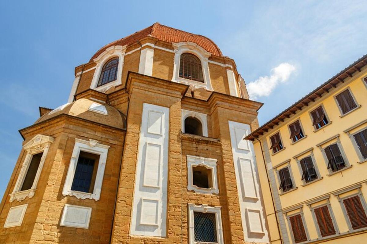 vysoká cihlová budova s hodinovou věží
