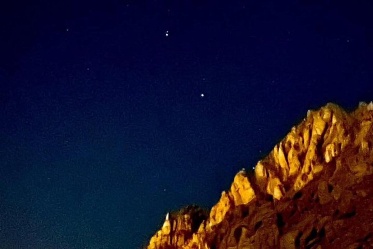 gunung pada waktu malam dengan bintang di langit