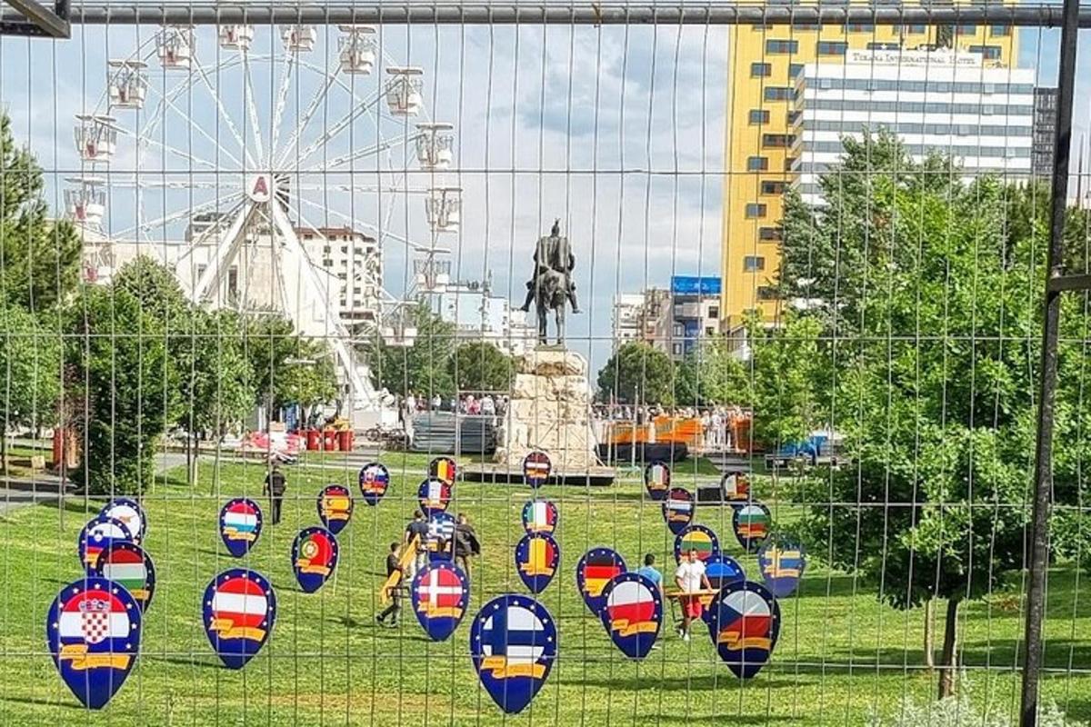 sekumpulan bola di atas padang dengan roda ferris
