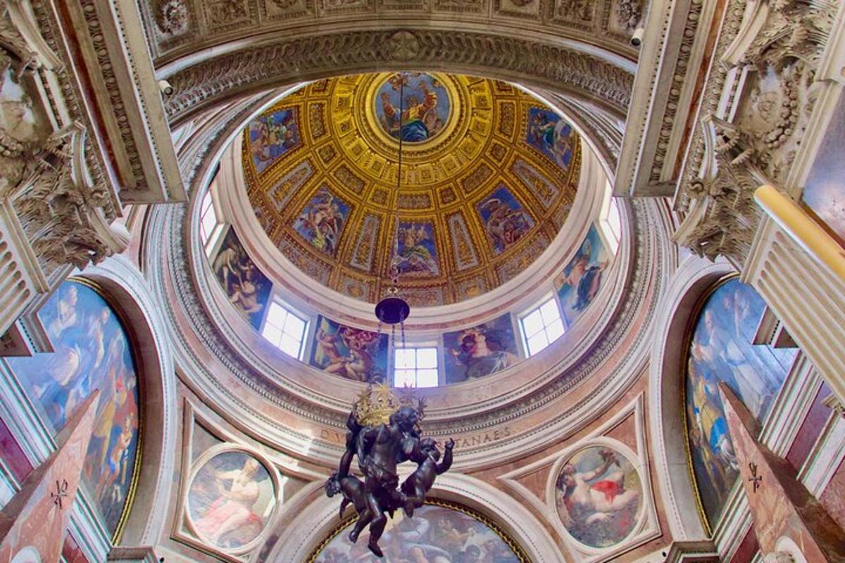 un soffitto con dipinti in un edificio con una statua